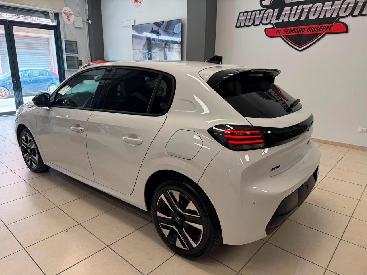 Peugeot 208 Hybrid 100 e-DCS6 Allure a rate da 185 €