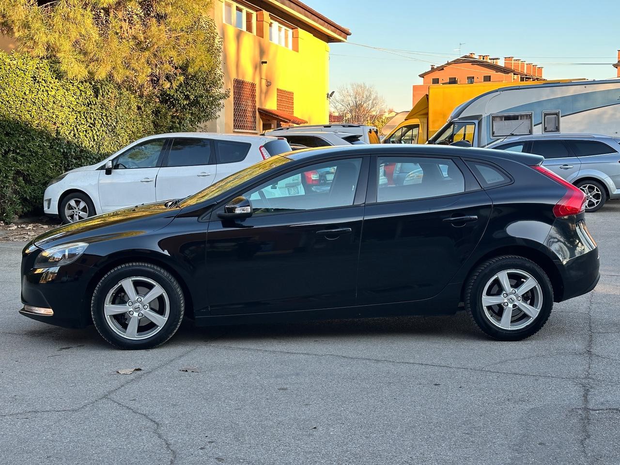 Volvo V40 D2 R-DESIGN MOMENTUM X NEOPATENTATI