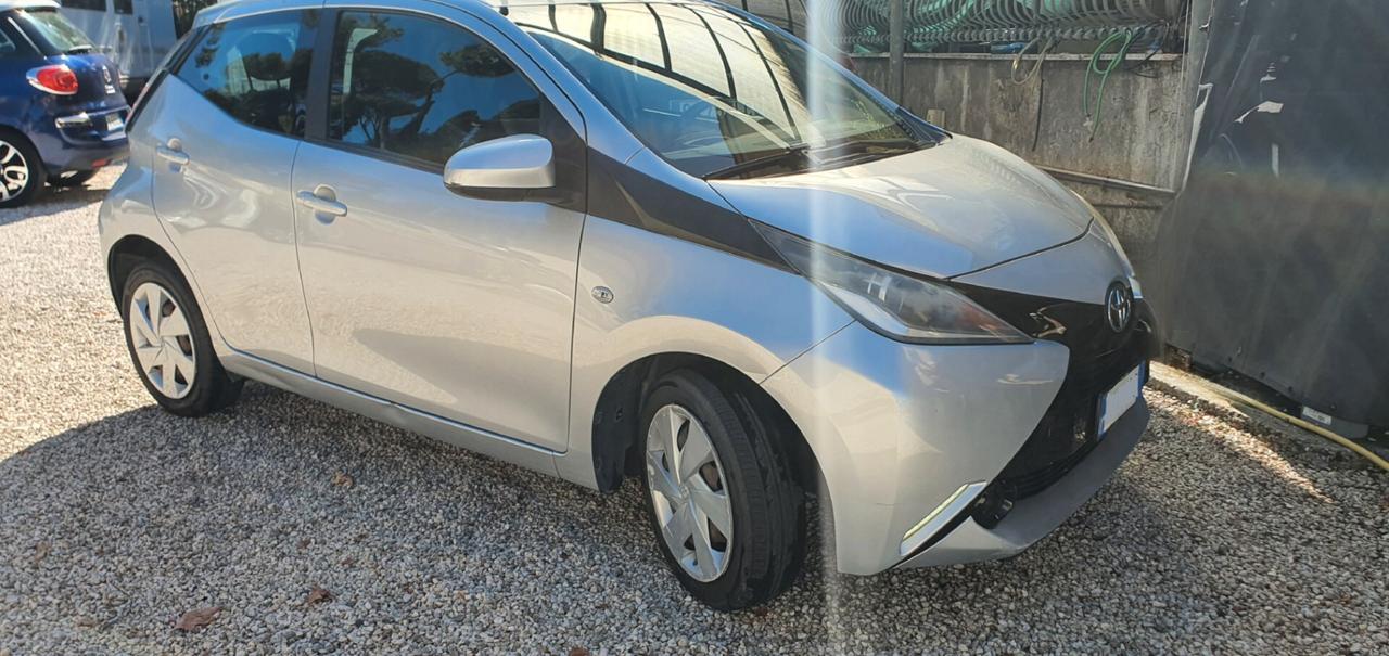 Toyota Aygo 1.0 VVT-i 69 CV 5 porte x-play
