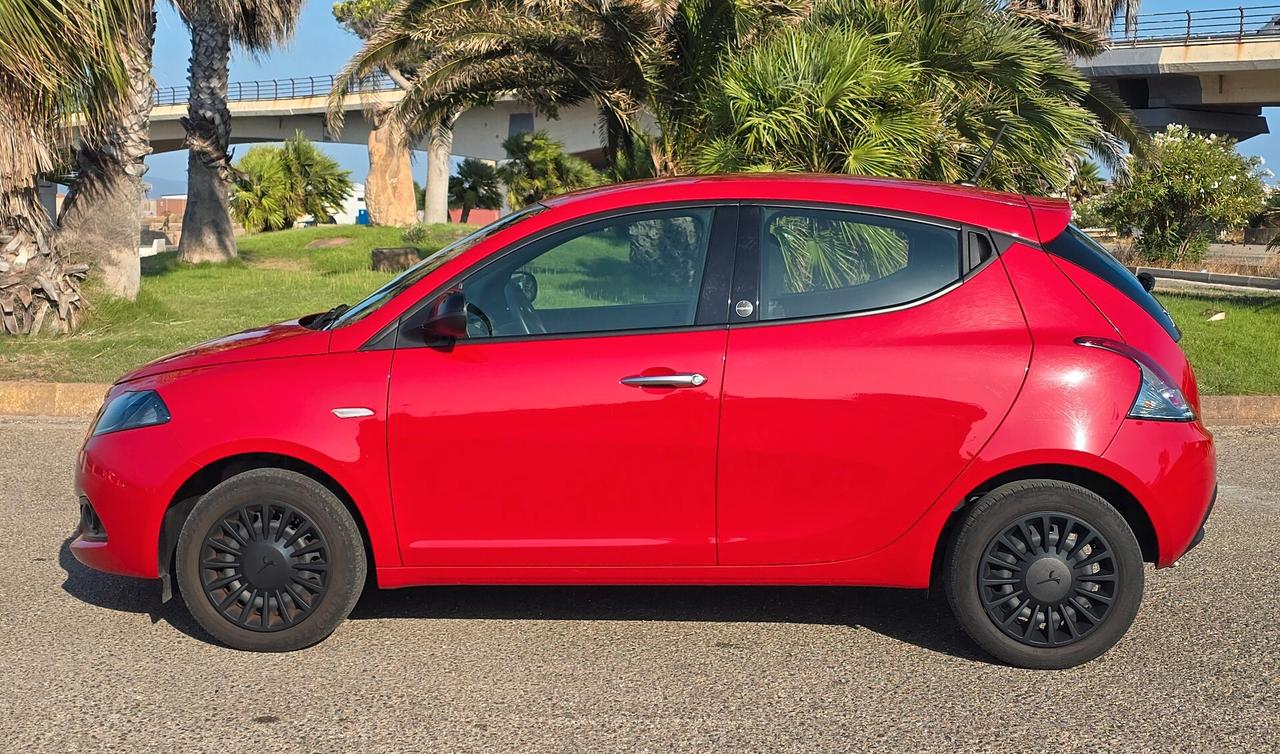 Lancia Ypsilon 1.0 FireFly 5 porte S&S Hybrid Ecochic Silver