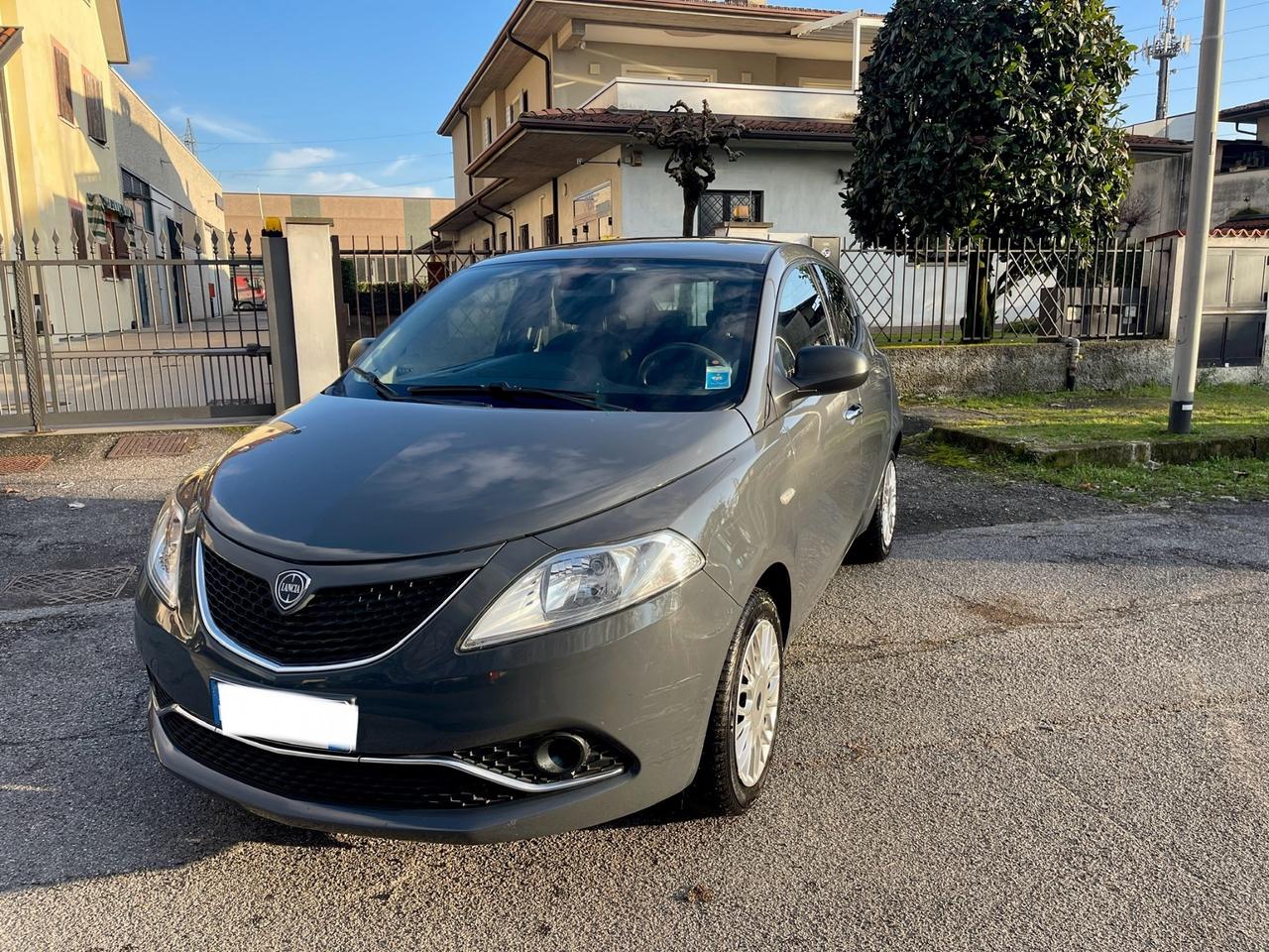 Lancia Ypsilon 1.2 69 CV 5 porte Platinum per Neopatentati 2016