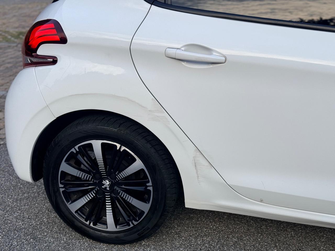 Peugeot 208 Singature 1.2 Benzina 81 cv euro6