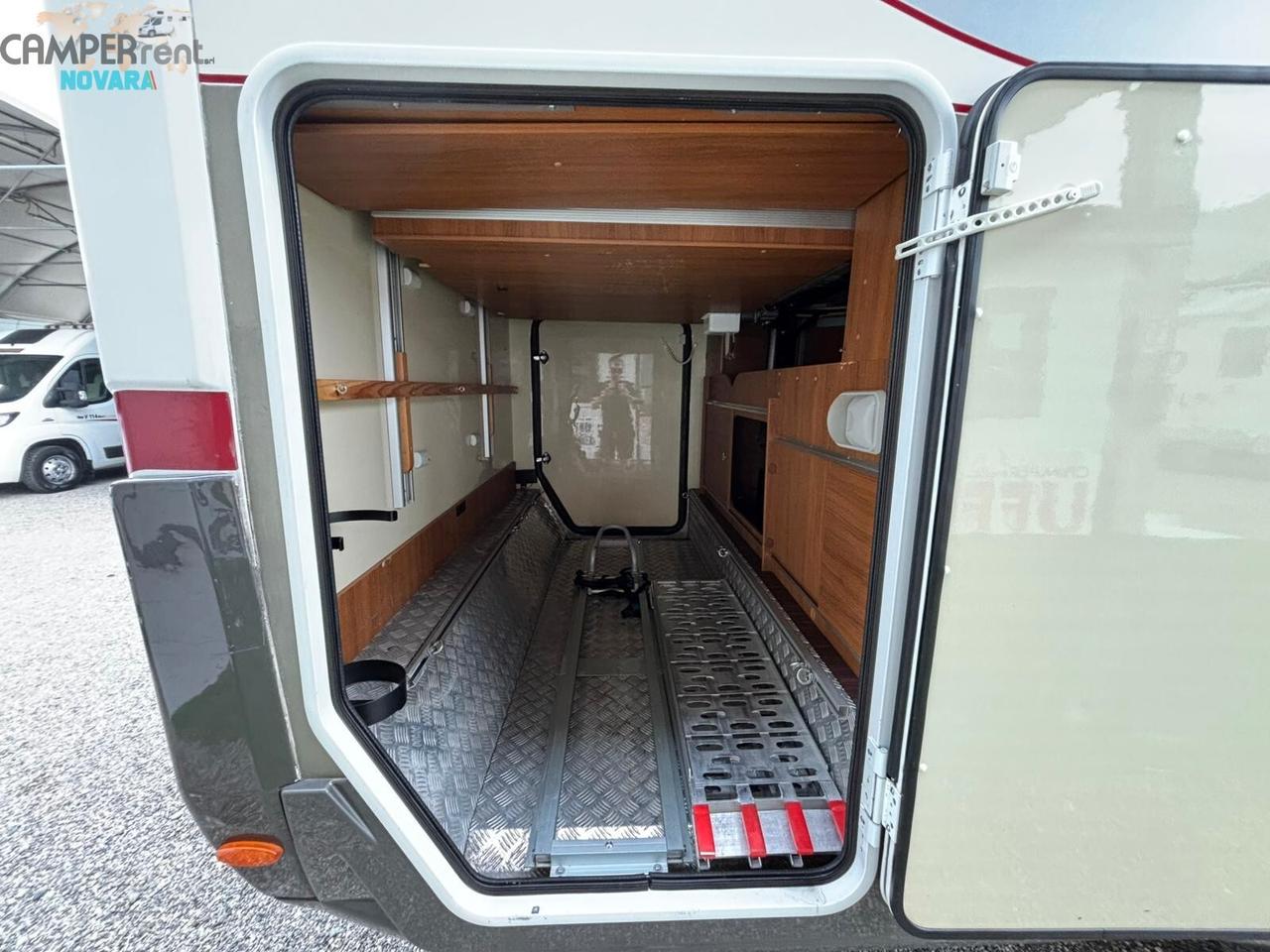 ELNAGH MAGNUM 81G - motorhome con letto nautico in coda e maxi garage