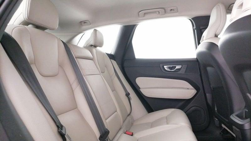 Volvo XC60 2.0 b5 Momentum Pro awd auto