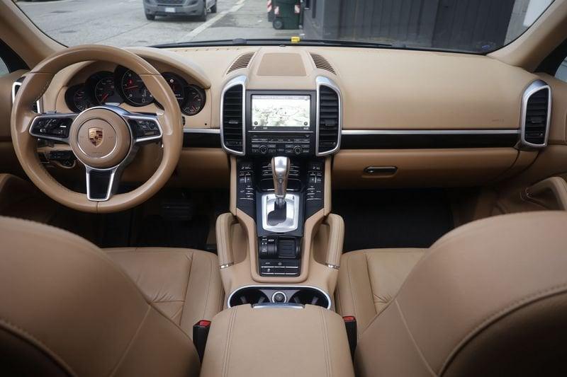 Porsche Cayenne Porsche Cayenne 3.0 tiptronic 184KW ANNO 2016