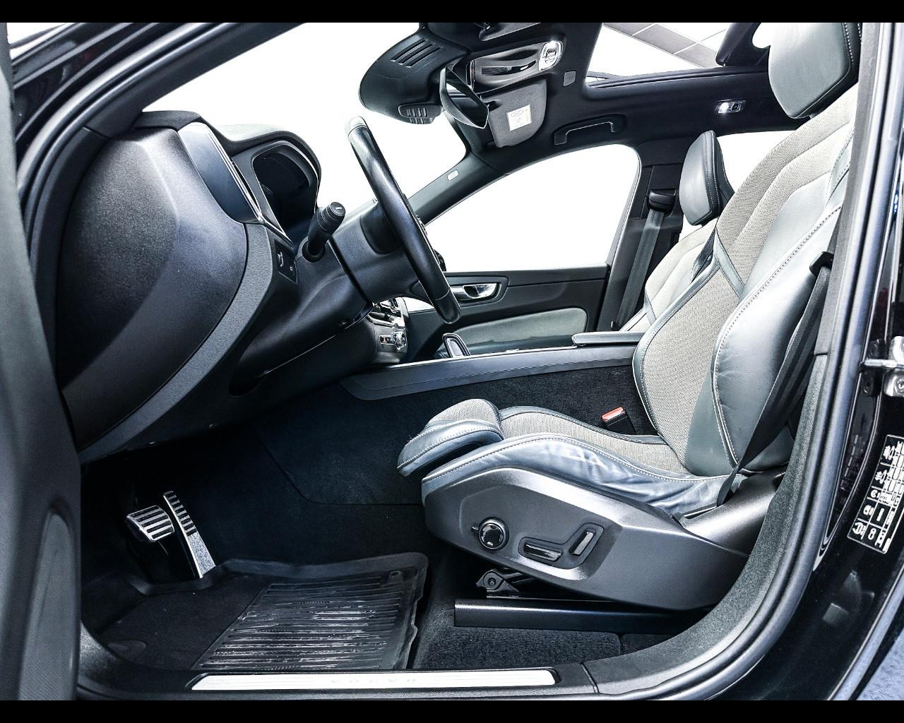 VOLVO XC60 (2017-->) - XC60 B5 (d) AWD Geartronic R-design