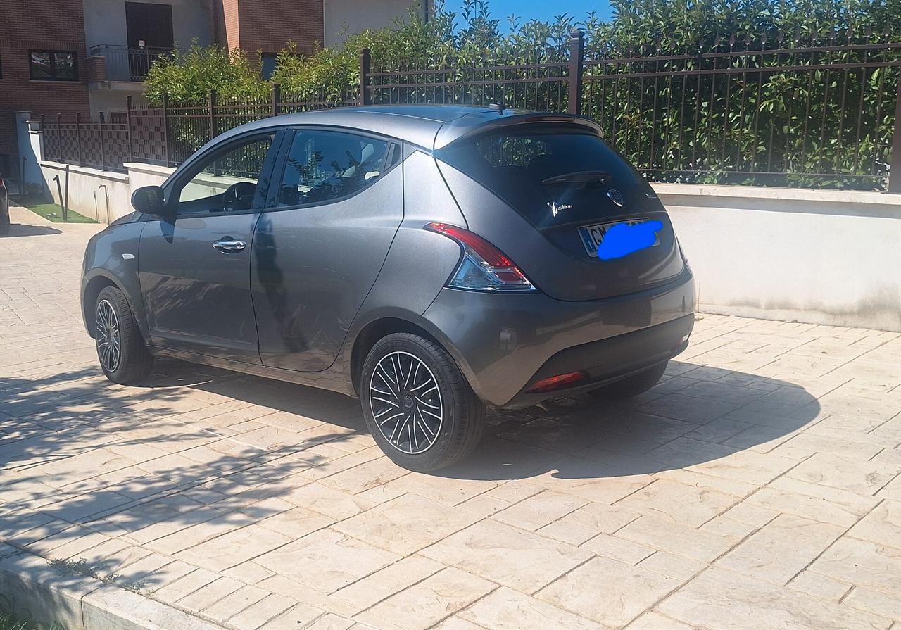 Lancia Ypsilon 1.0 FireFly 5 porte S&S Hybrid Silver Plus
