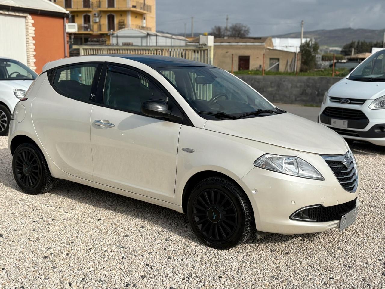 Lancia Ypsilon 0.9 TwinAir 85 CV 5 porte S&S Black&Red