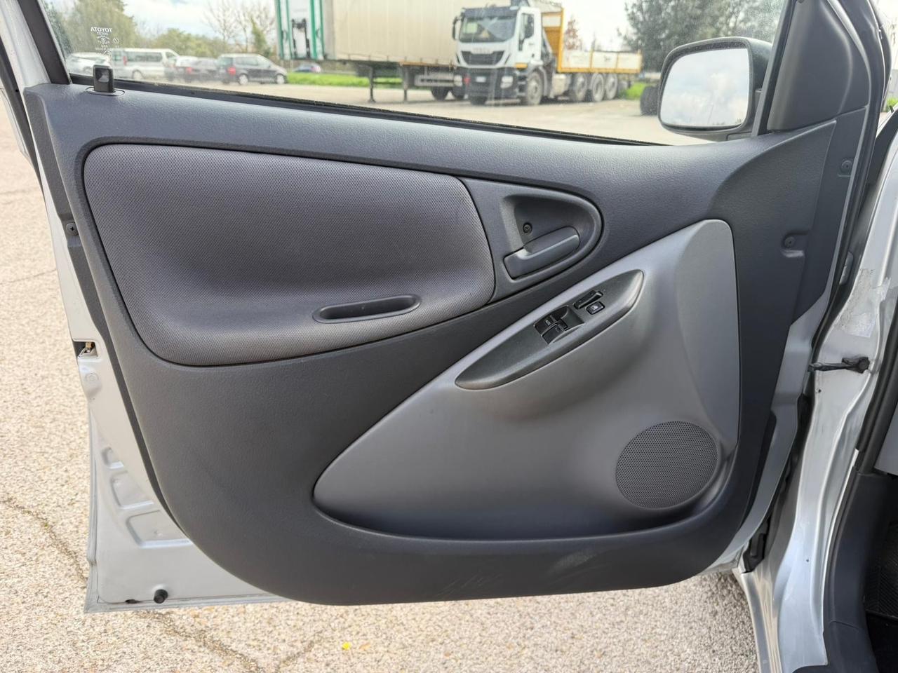 Toyota Yaris 1.3i 16V cat 5 porte Luna