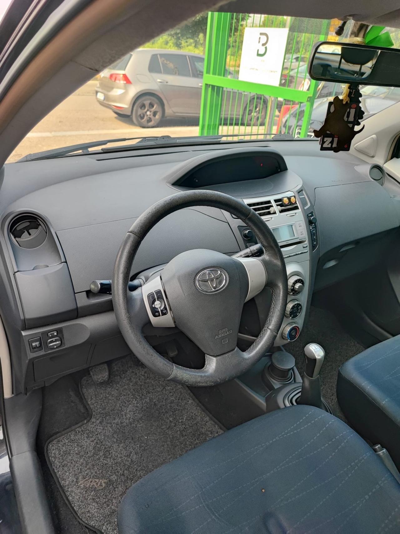 Toyota Yaris 1.0 5 porte Sol