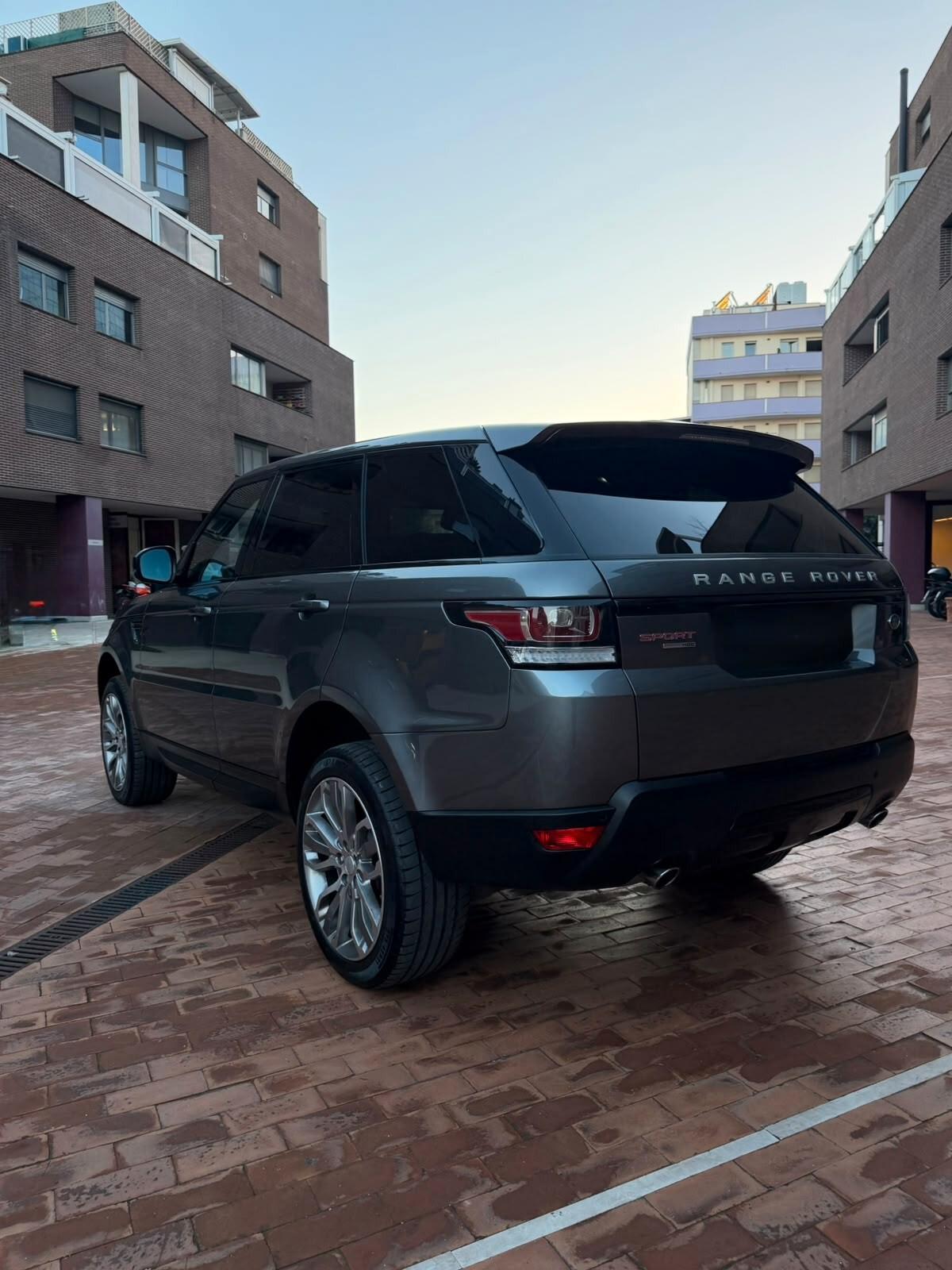 Land Rover Range Sport 3000 TDV6 HSE R DYNAMIC