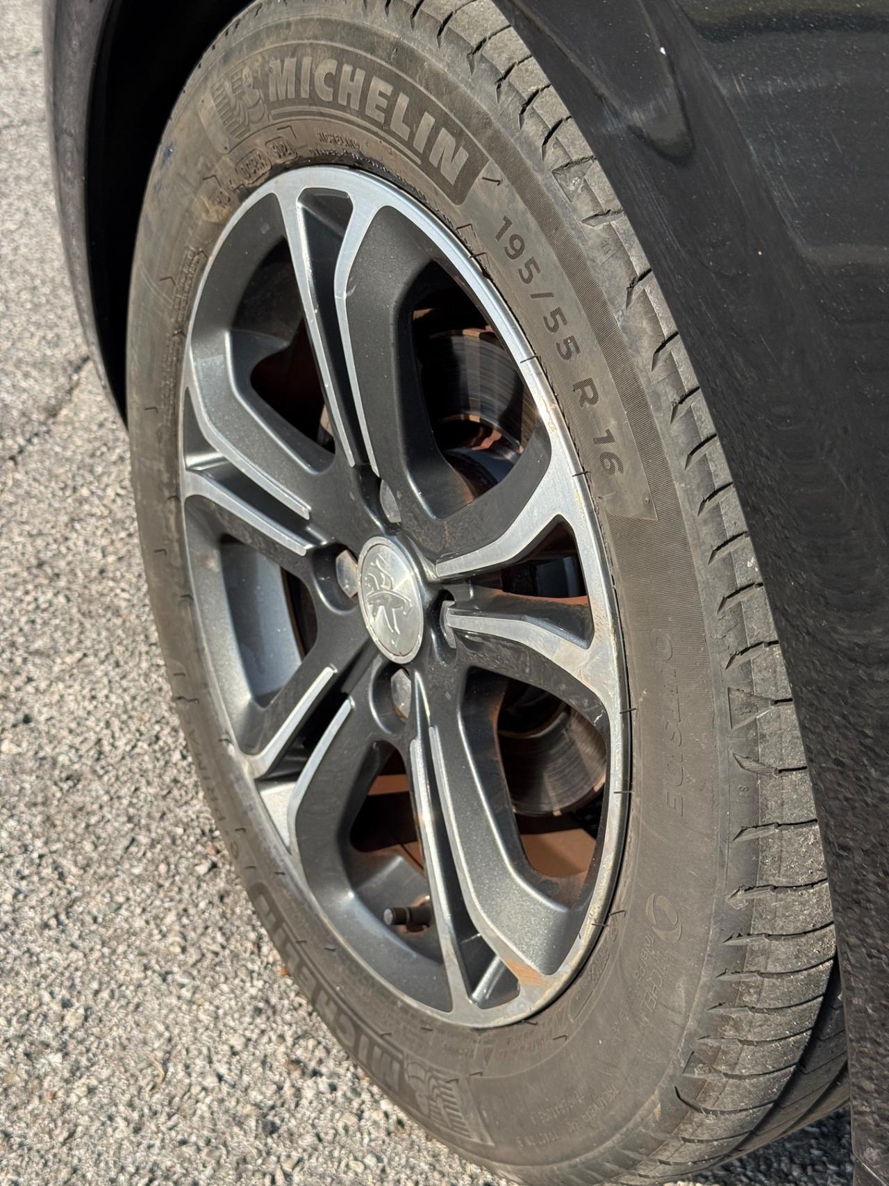 Peugeot 208 1.4 HDi 68 CV 5 porte Allure 2014