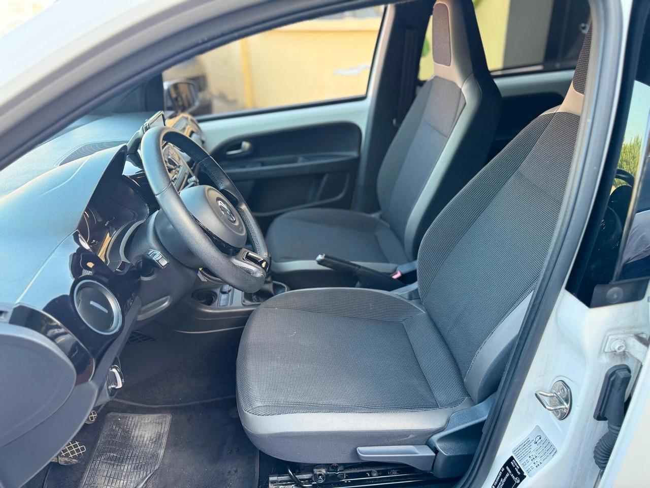 Volkswagen up! 1.0 2014 Benz/Metano 5p. 127.000 KM