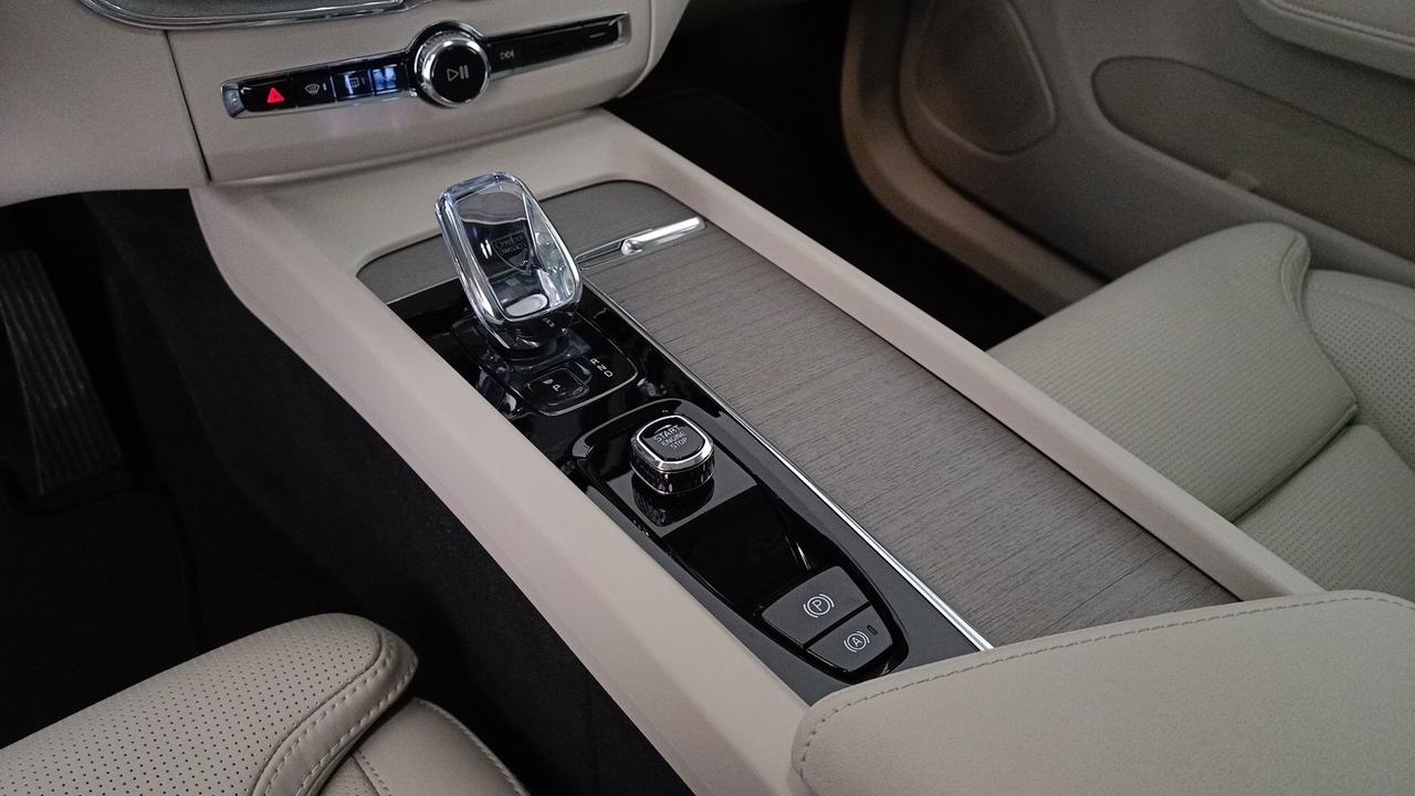 VOLVO XC60 2.0 t6 recharge phev obc 6,4kW Ultimate Dark awd auto