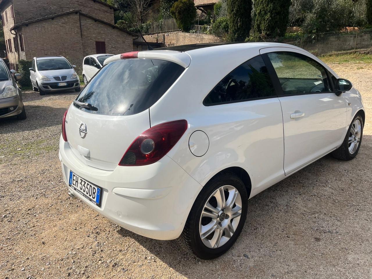 Opel Corsa 1.4 Benzina - Neopatentati