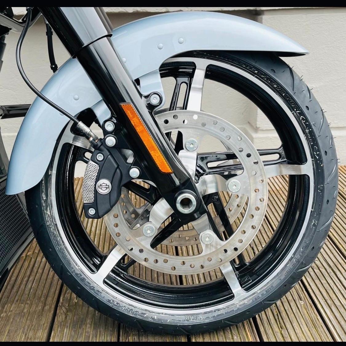 Harley-davidson Road Glide 117 FLTRX “ HELIX Argento Atlas Metallizzato \ Nero