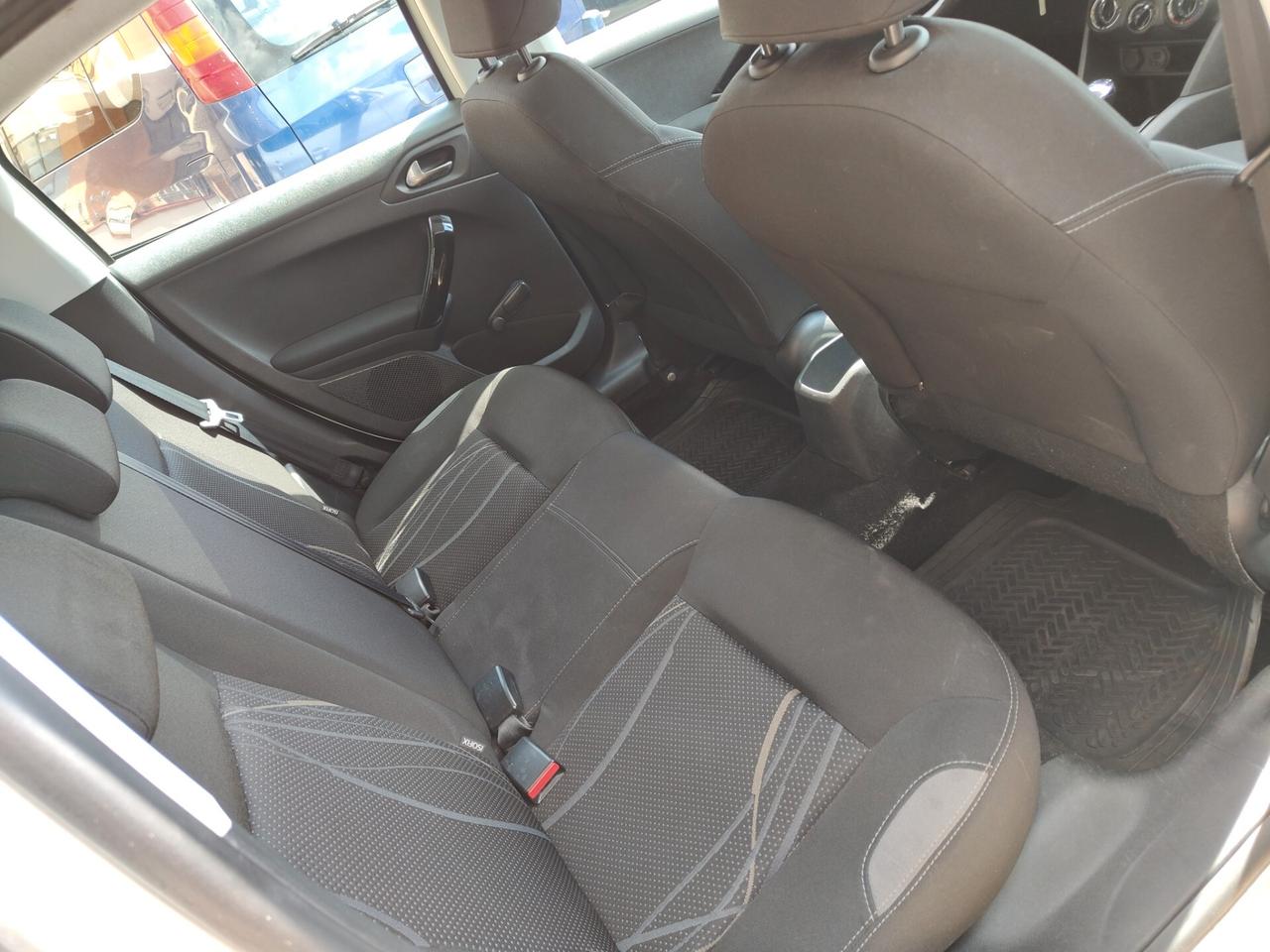 Peugeot 208 1.4 e-HDi 68 CV S&S robotizzato 5 porte Active