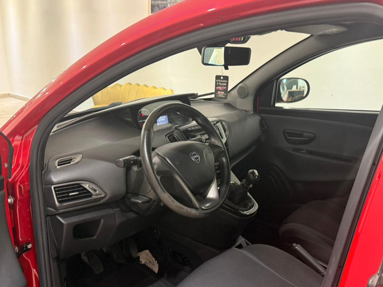 Lancia Ypsilon anno 2017 motore nuovo KM0