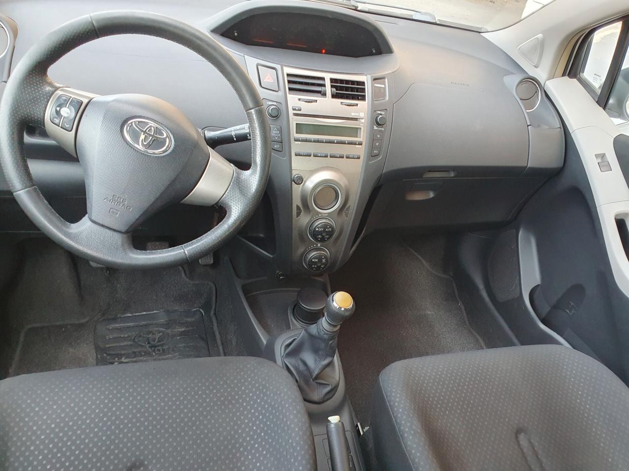 Toyota Yaris 1.3 5 porte Sol benzina anno 2011 km 135000