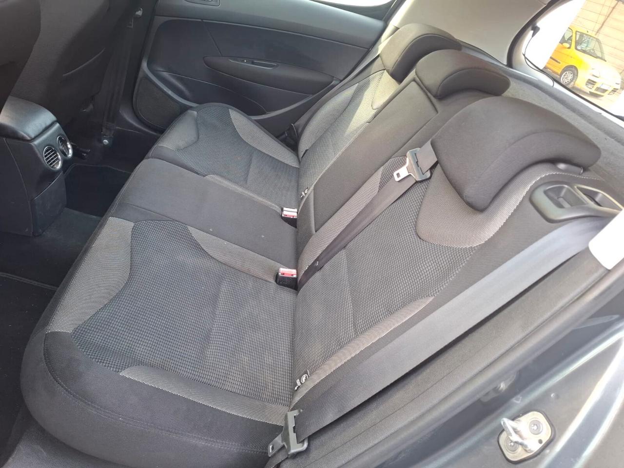 Peugeot 308 1.6 HDi 110CV 5p. Féline (6 Marce)