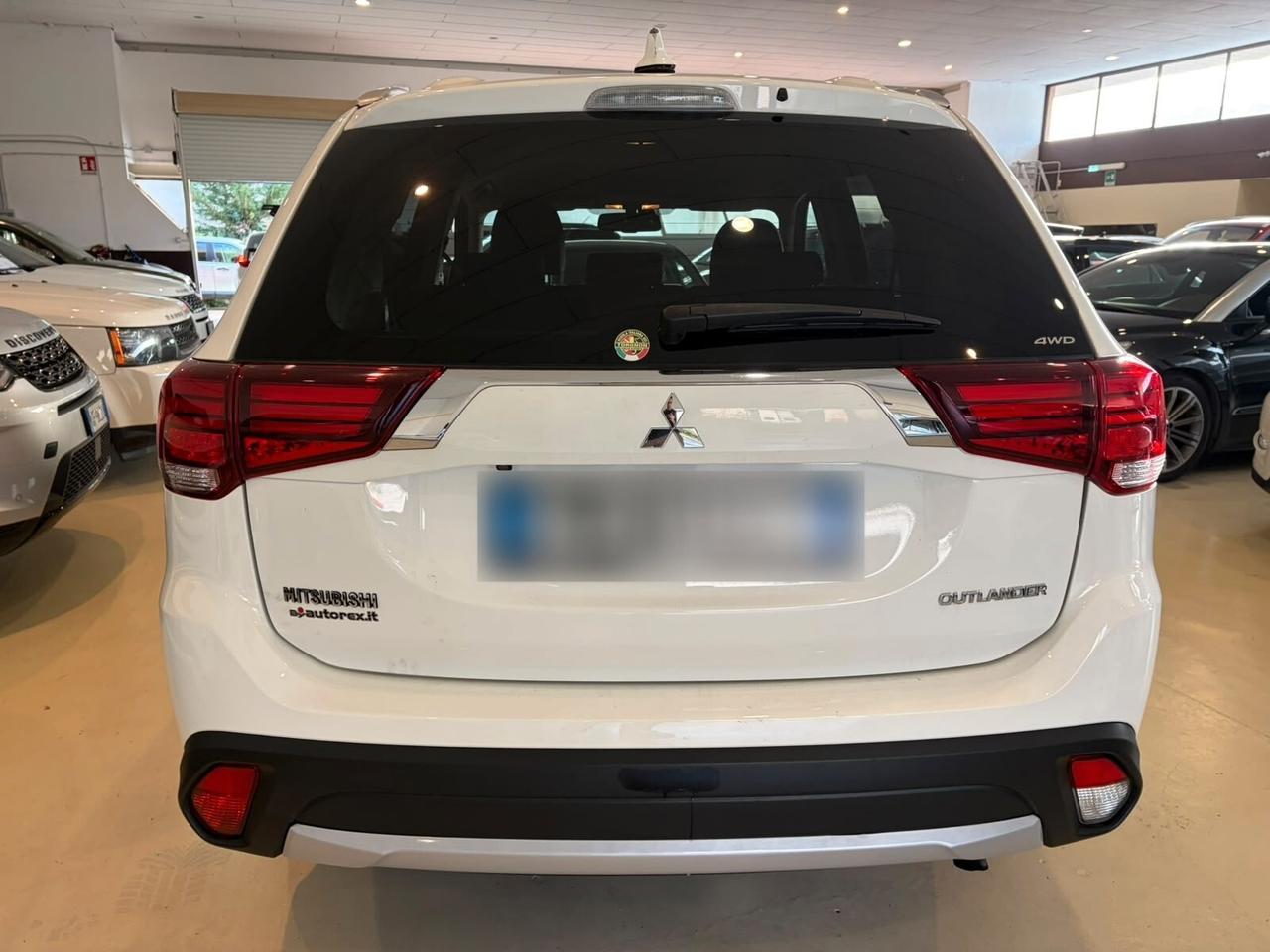 Mitsubishi Outlander 2.2 DI-D 4WD Instyle Plus SDA 7 posti
