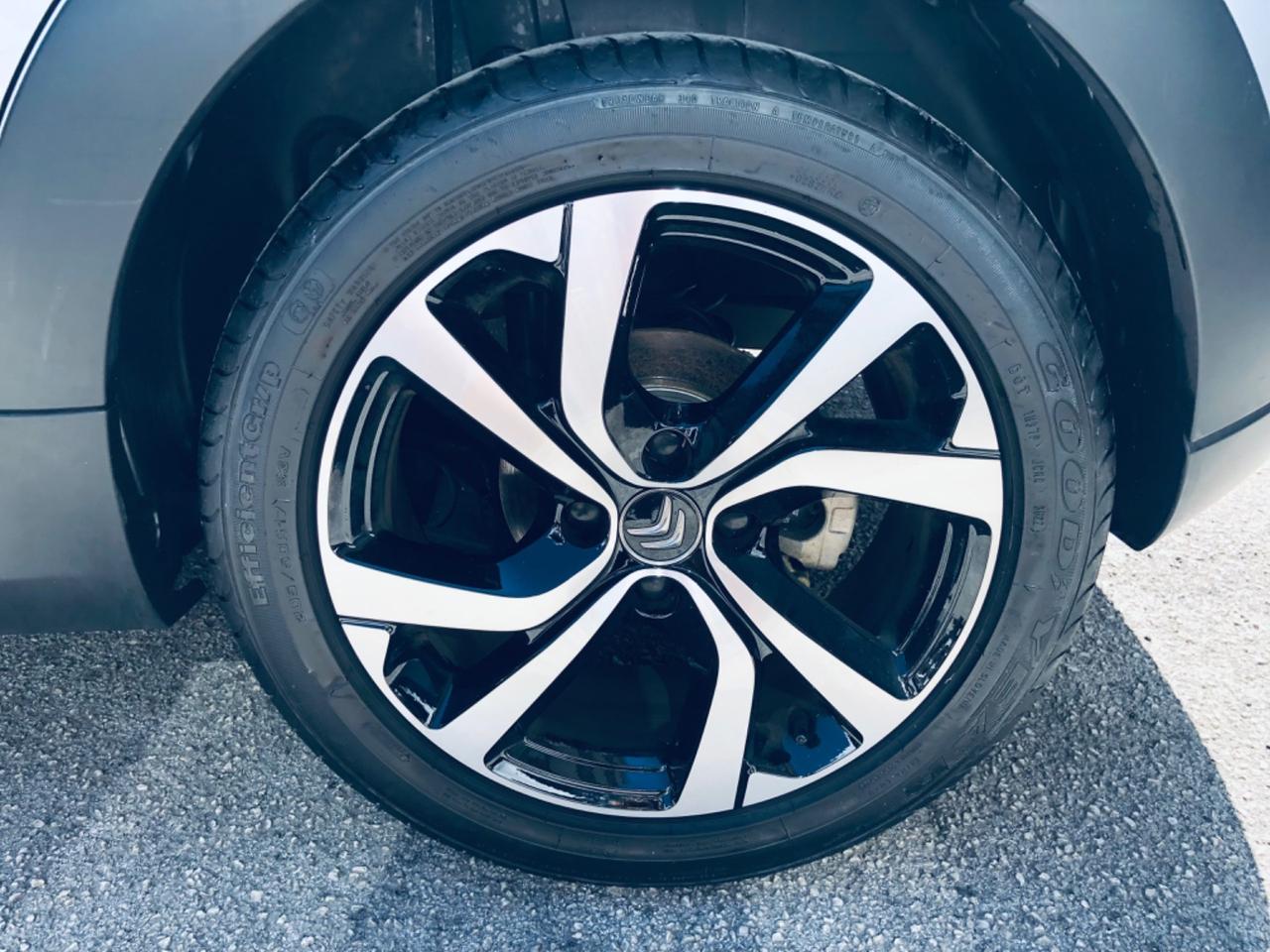 Citroen C31.2 110 CV TETTO NERO Shine -telecam-