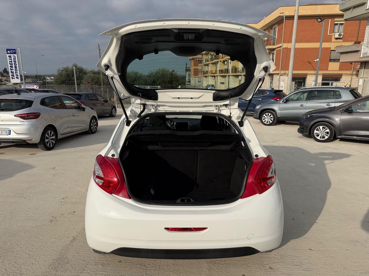 Peugeot 208 1.4 HDi 68 CV AUTOCARRO 5 POSTI