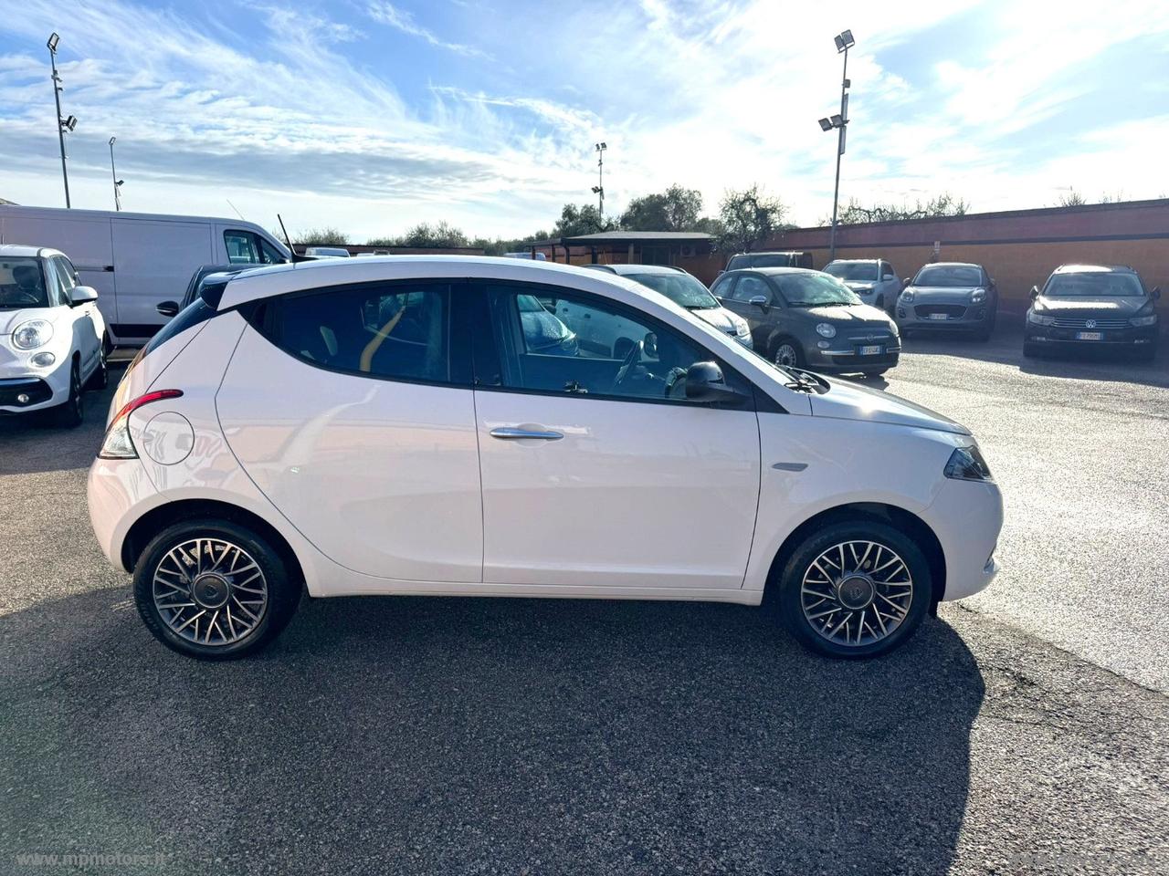 LANCIA YPSILON GOLD HYBRID 1.0 70CV IVA ESPOSTA