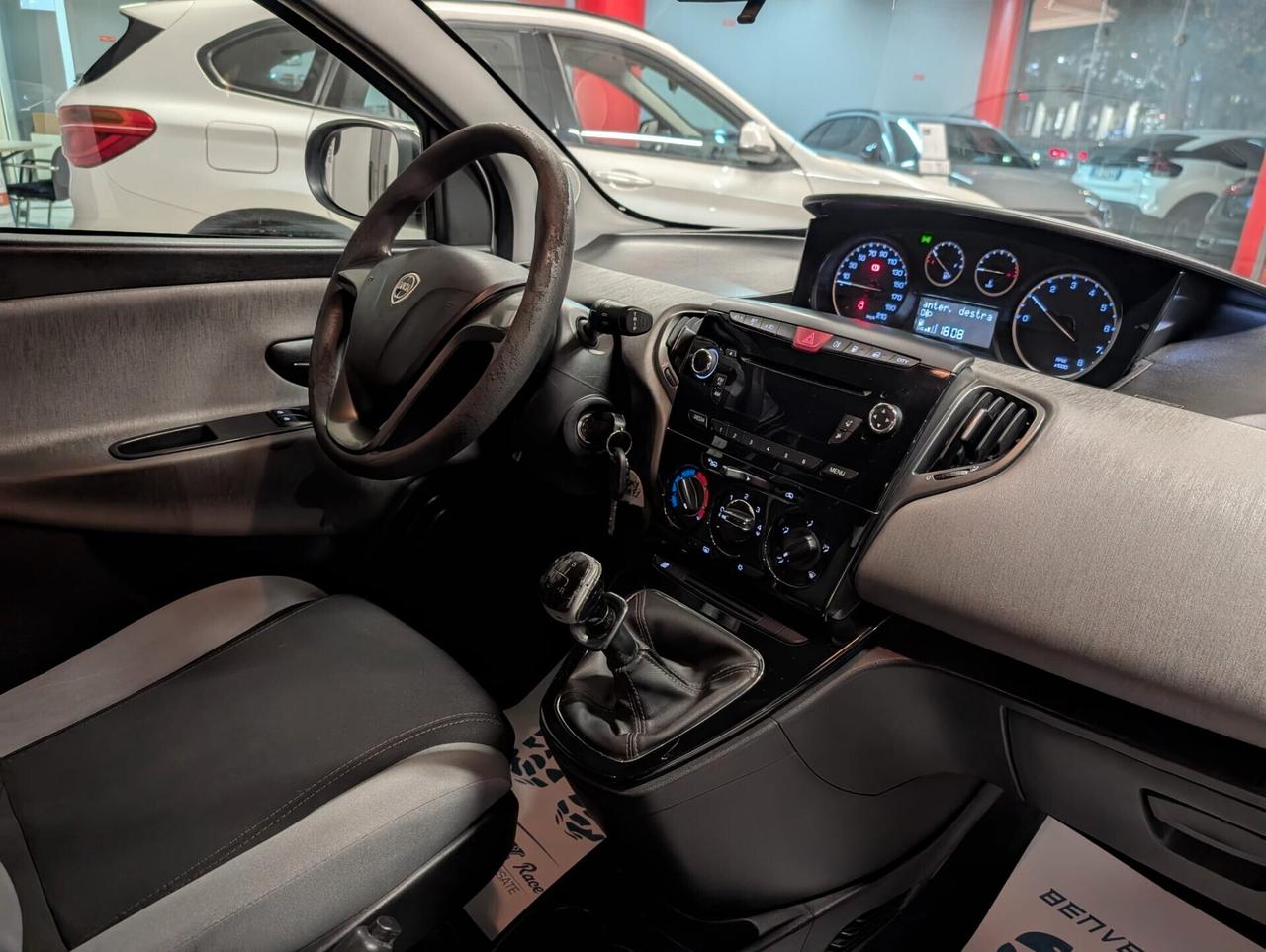 Lancia Ypsilon 0.9 TwinAir 85 CV 5 porte Metano Ecochic Silver