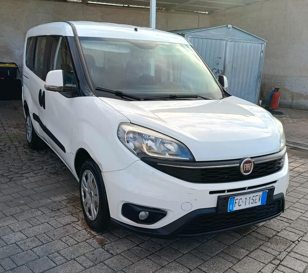 Fiat Doblo 1.3 MTJ Autocarro con gancio traino N1 5 posti