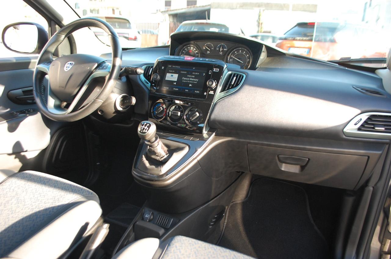 Lancia Ypsilon 1.0 firefly 70CV hybrid Gold Plus S&S Uff Italy USB