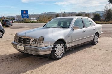 MERCEDES E 200 Kompressor cat Elegance