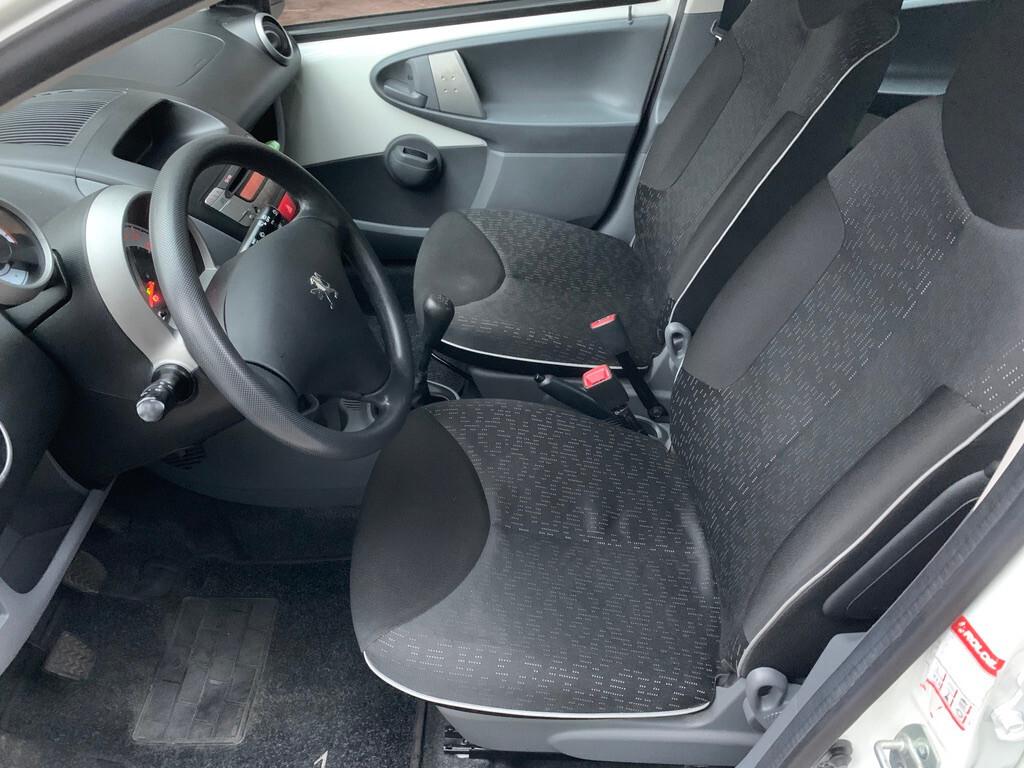 Peugeot 107 1.0 68CV 5p. 5.400 KM !!!!