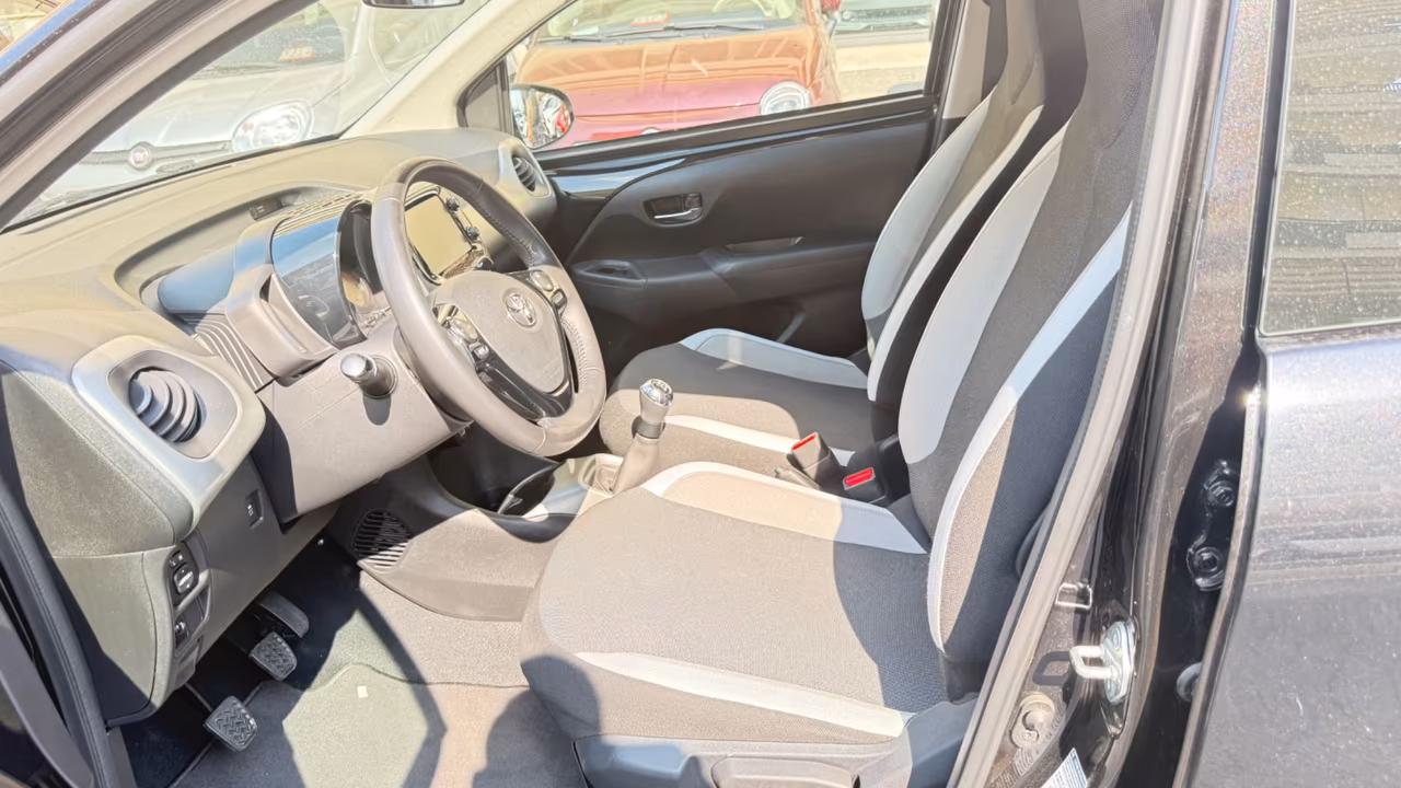 Toyota Aygo 1.0 VVT-i 69 CV 5 porte x-PLAY LED CAR PLAY KAMERA PDC BLUETOOH CERCHI 16