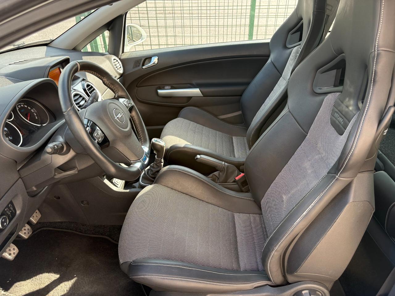 Opel Corsa 1.6 T 192CV 3 porte OPC