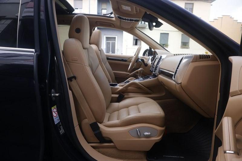 Porsche Cayenne Porsche Cayenne 3.0 tiptronic 184KW ANNO 2016