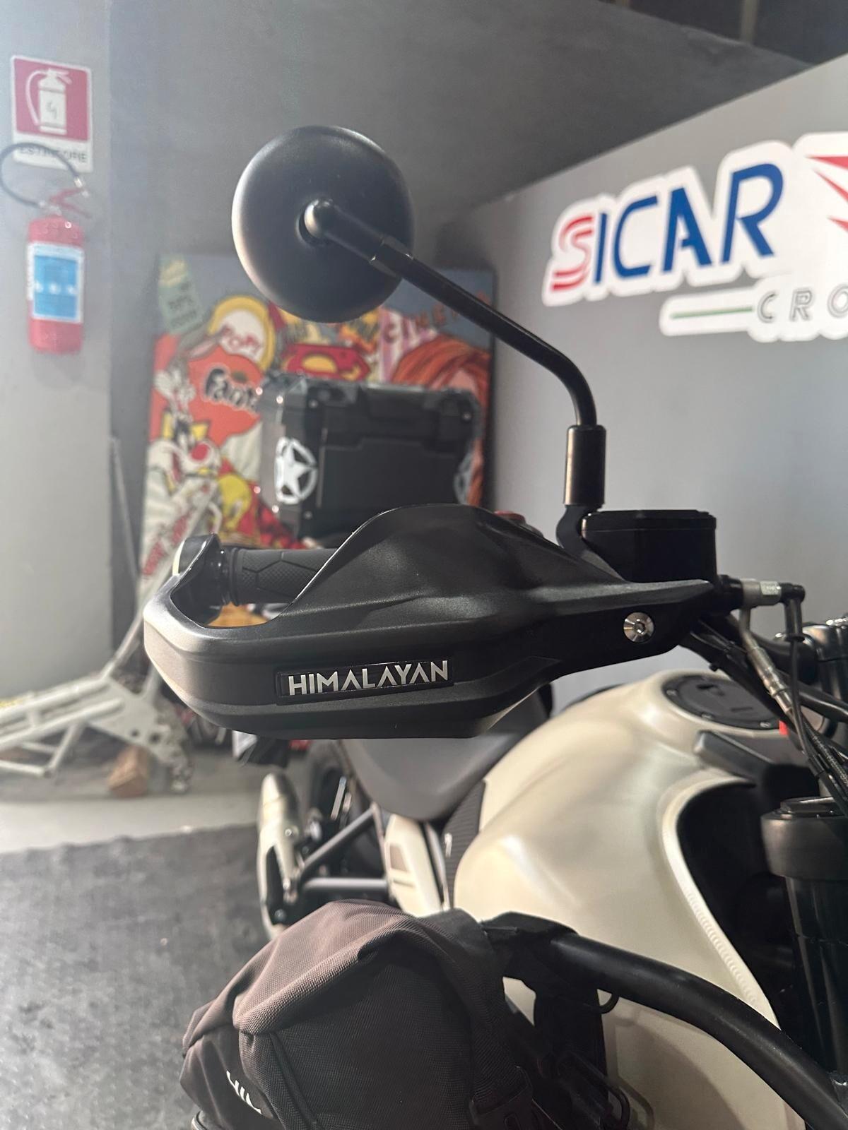 Royal Enfield Himalayan 450 super accessoriata