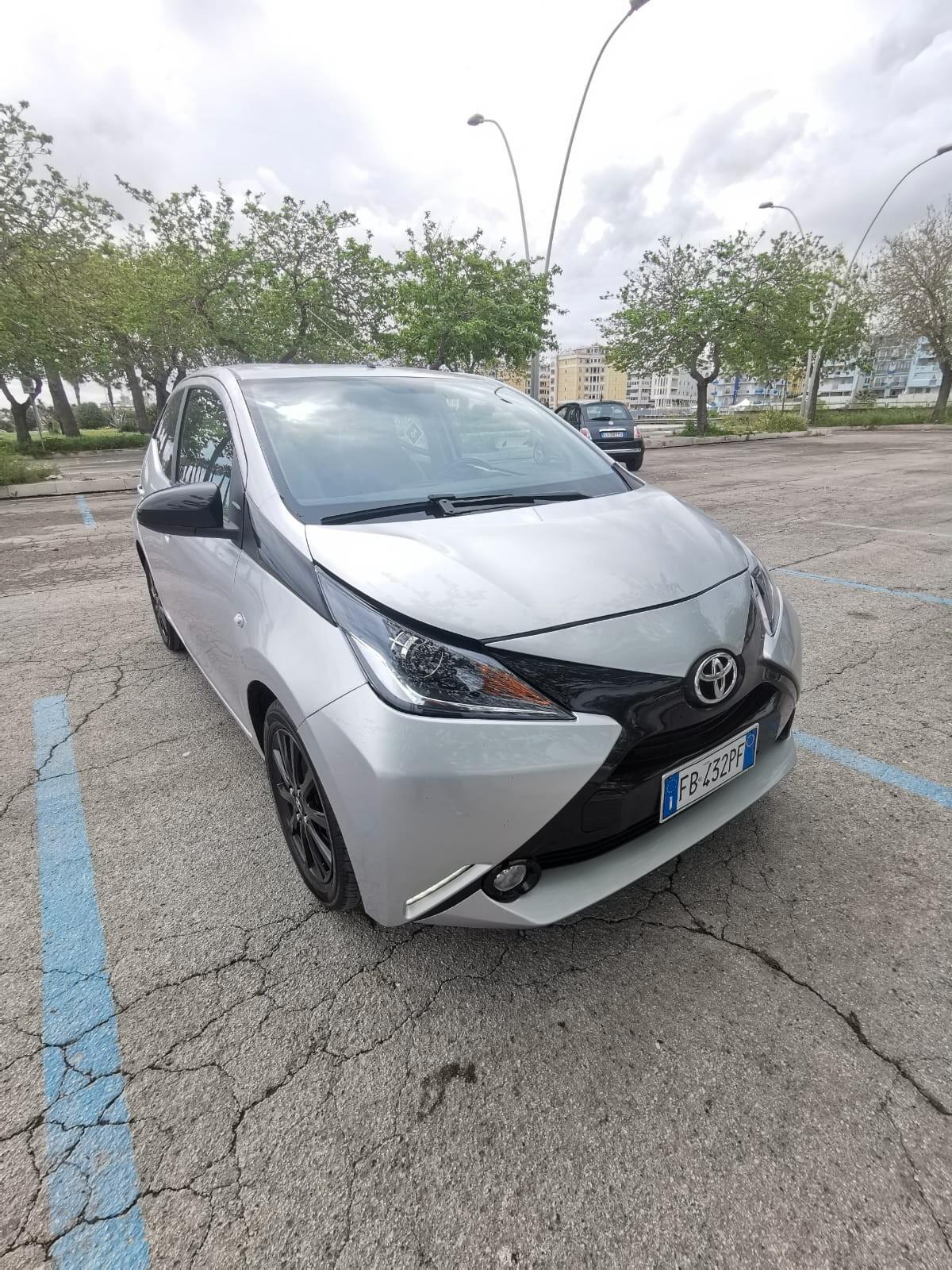 Toyota Aygo 1.0 VVT-i 69 CV 5P. x-wave 2015