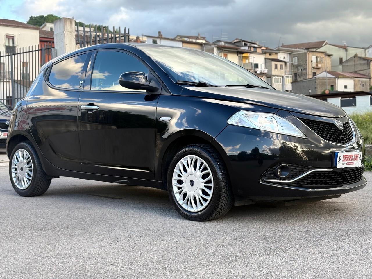 Lancia Ypsilon 1.2 69 CV 5P Gold UCONNECT Blue&Me