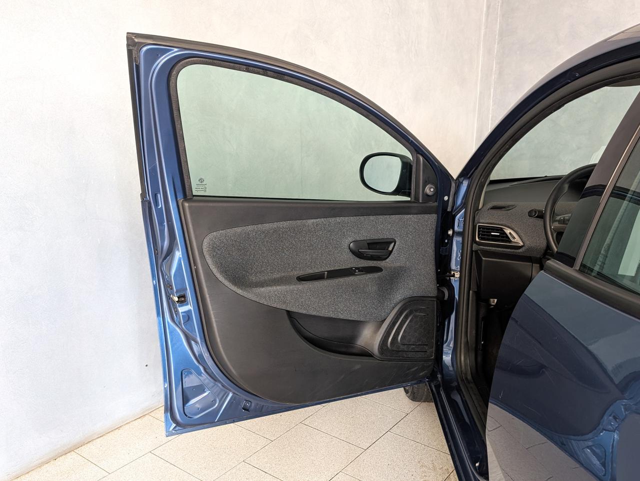 Lancia Ypsilon 1.0 Hybrid 70cv Silver