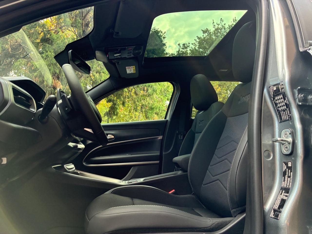 Jeep Avenger Hybrid Summit tetto apribile e navi