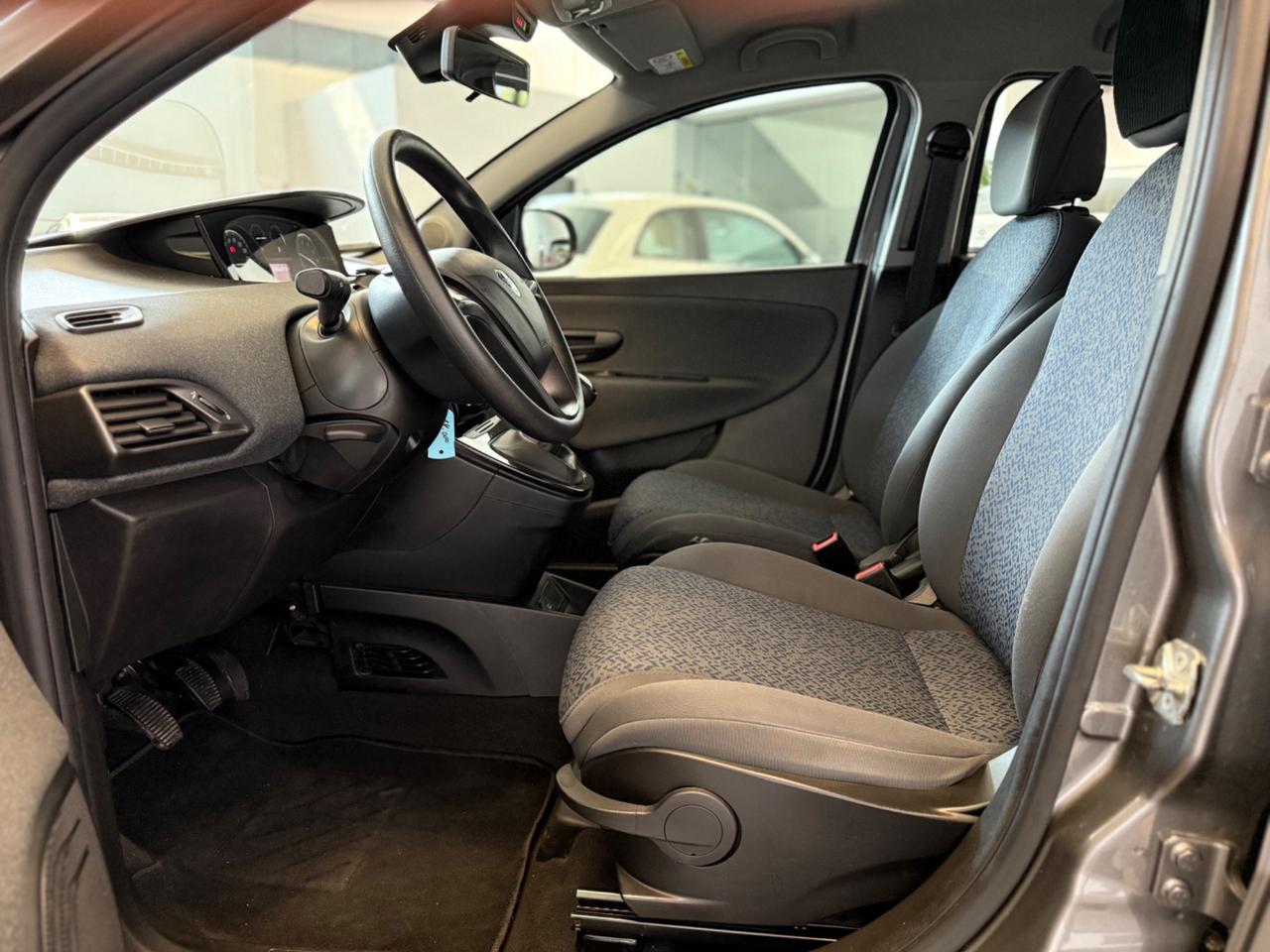 Lancia Ypsilon 1.0 FireFly 5 porte S&S Hybrid Ecochic Silver