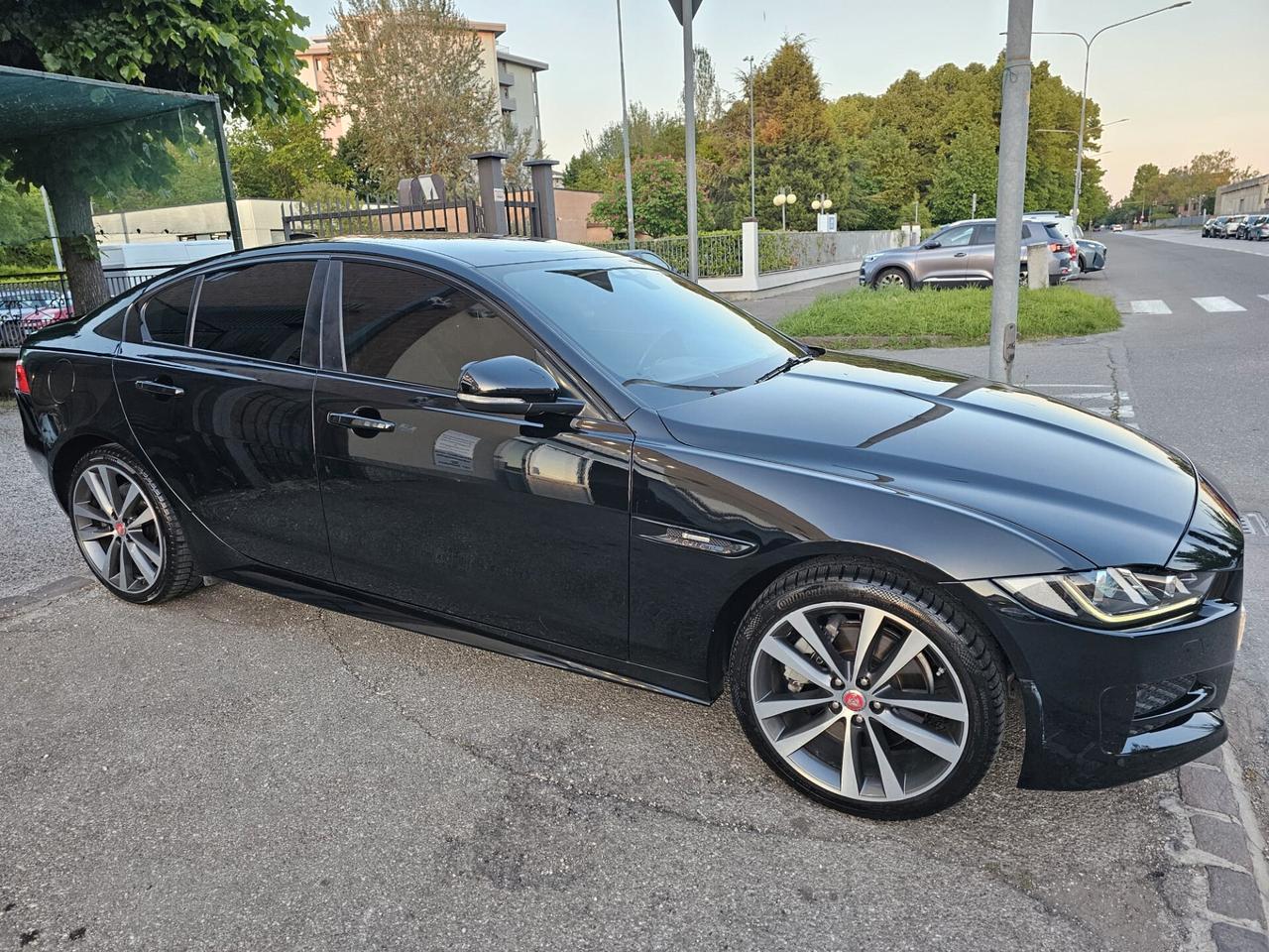 Jaguar XE 2.0 D Turbo 180cv 4WD*R-Sport*Pelle*Navi*19**