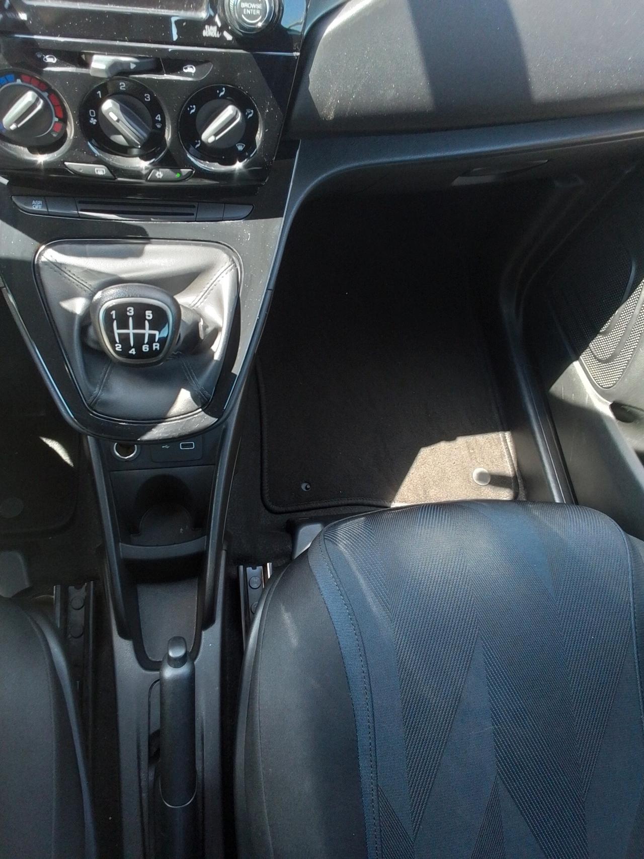 Lancia Ypsilon 1.0 FireFly 5 porte S&S Hybrid Ecochic Gold