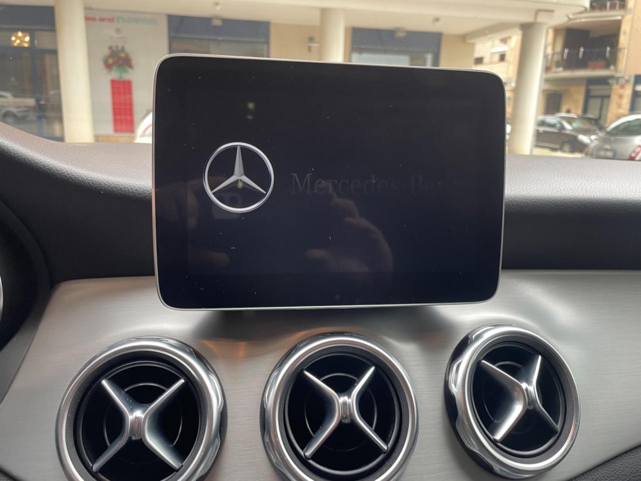 Mercedes-benz GLA 200 d 136CV AUT. PREMIUM AMG NIGHT PACKET TETTO LED NAVY 19