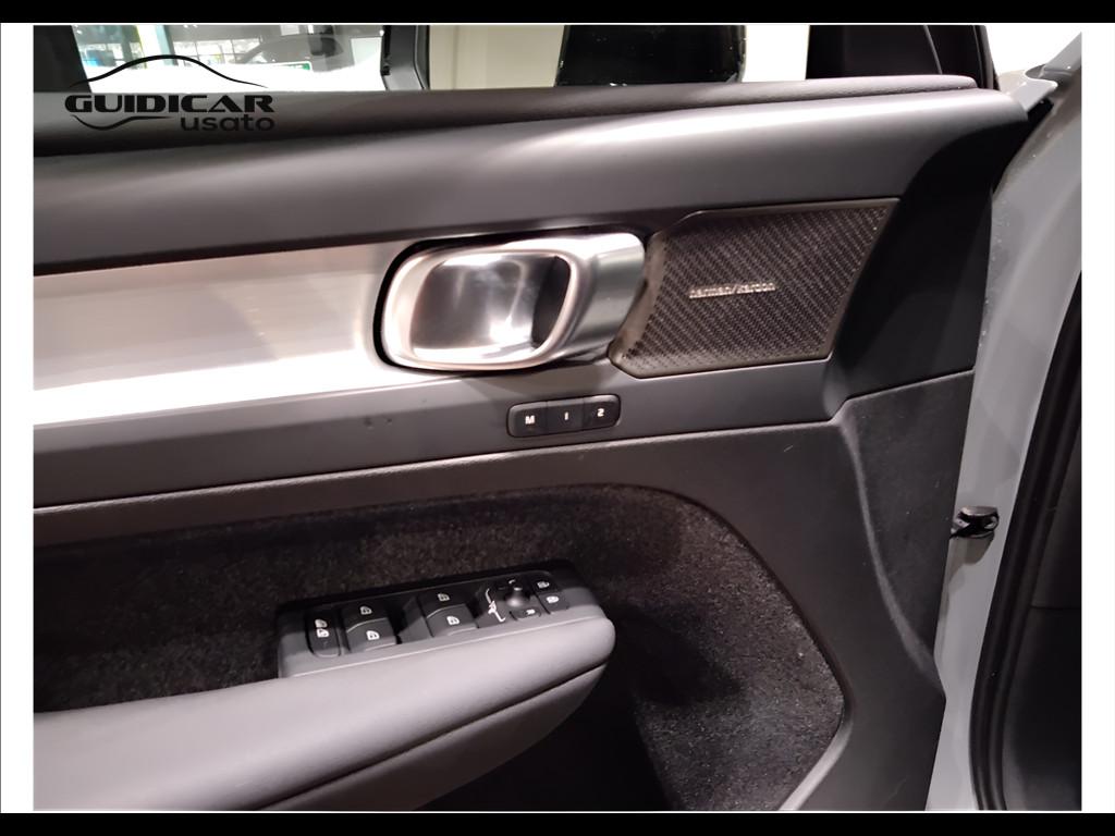 VOLVO XC40 2023 - XC40 2.0 b3 Plus Dark auto