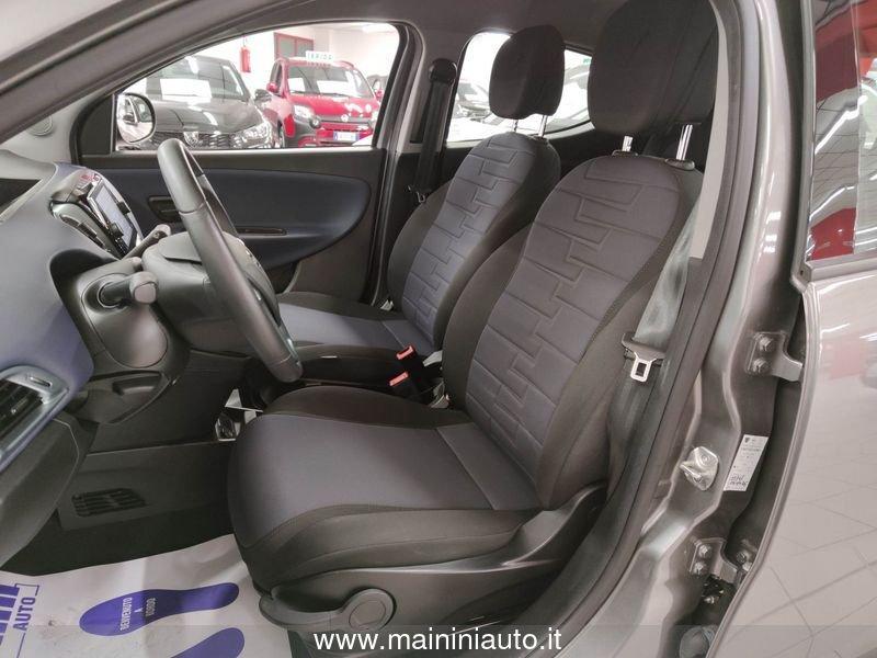 Lancia Ypsilon 1.0 70cv Hybrid 5p Platino + Car Play