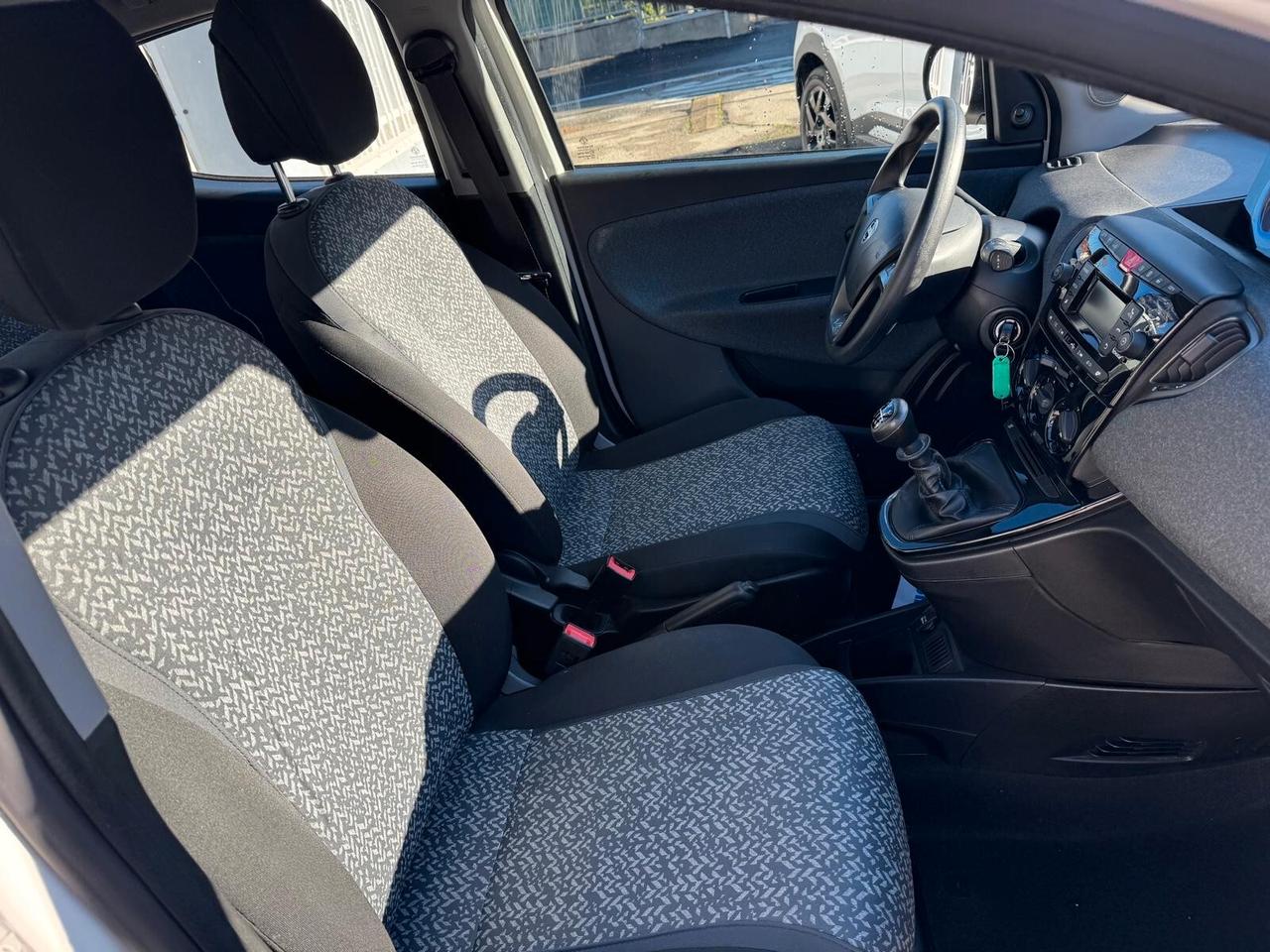 Lancia Ypsilon 1.0 FireFly 5 porte S&S Hybrid Ecochic Silver