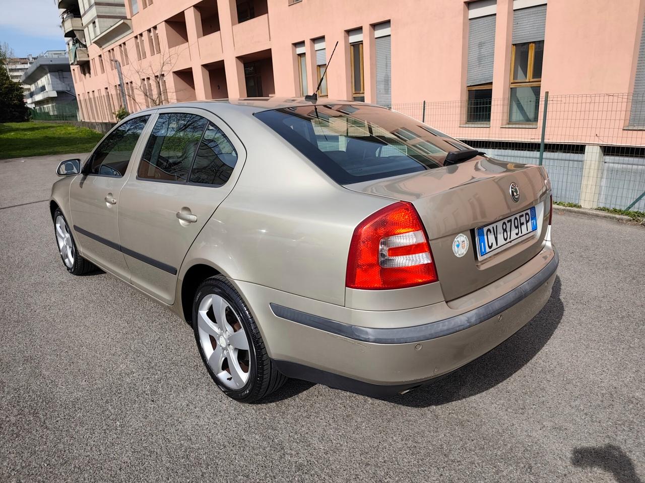 Skoda Octavia 1.6 Benz berlina Elegance