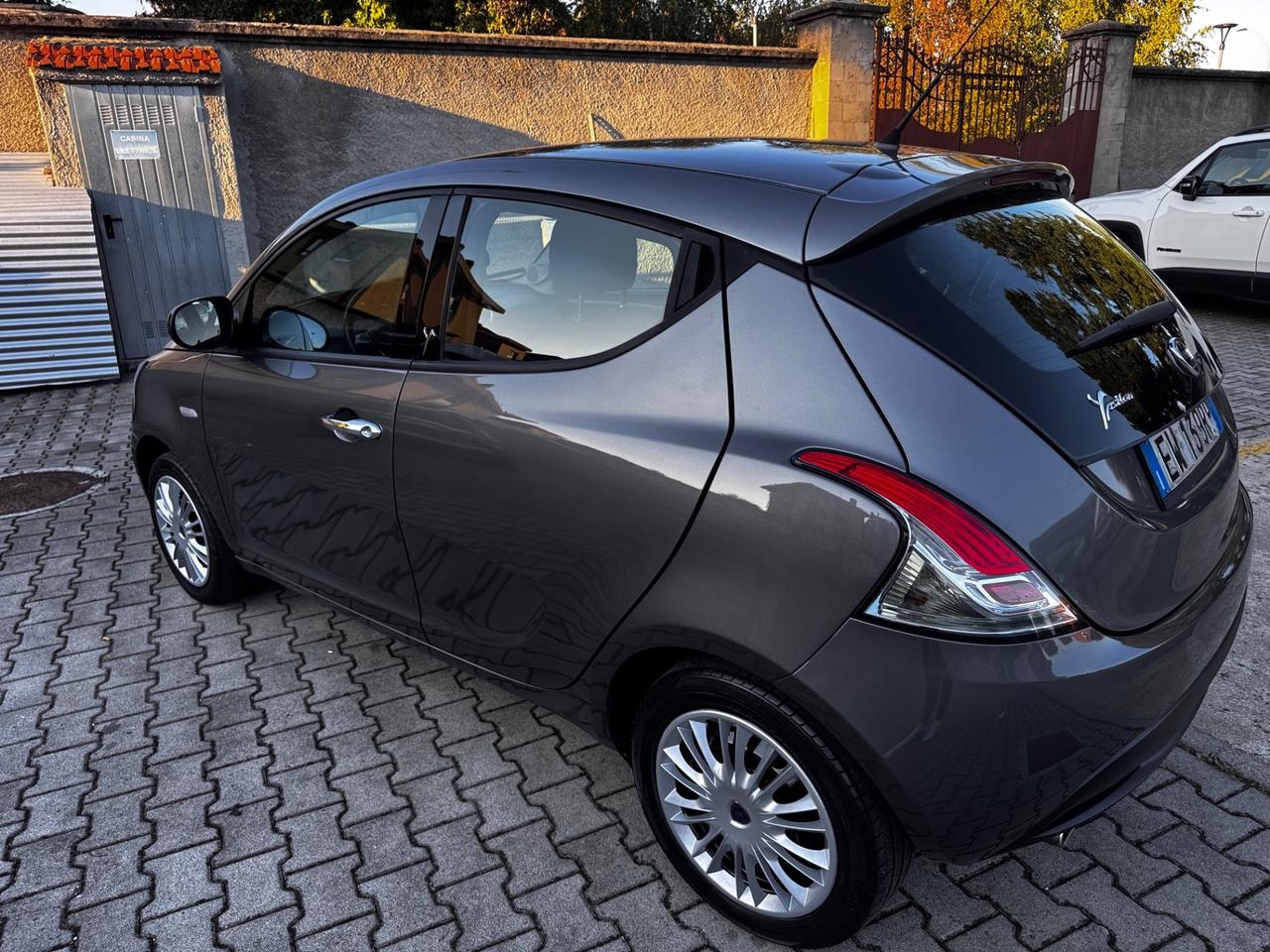 Lancia Ypsilon 1.2 69 CV 5 porte Platinum neopatentati